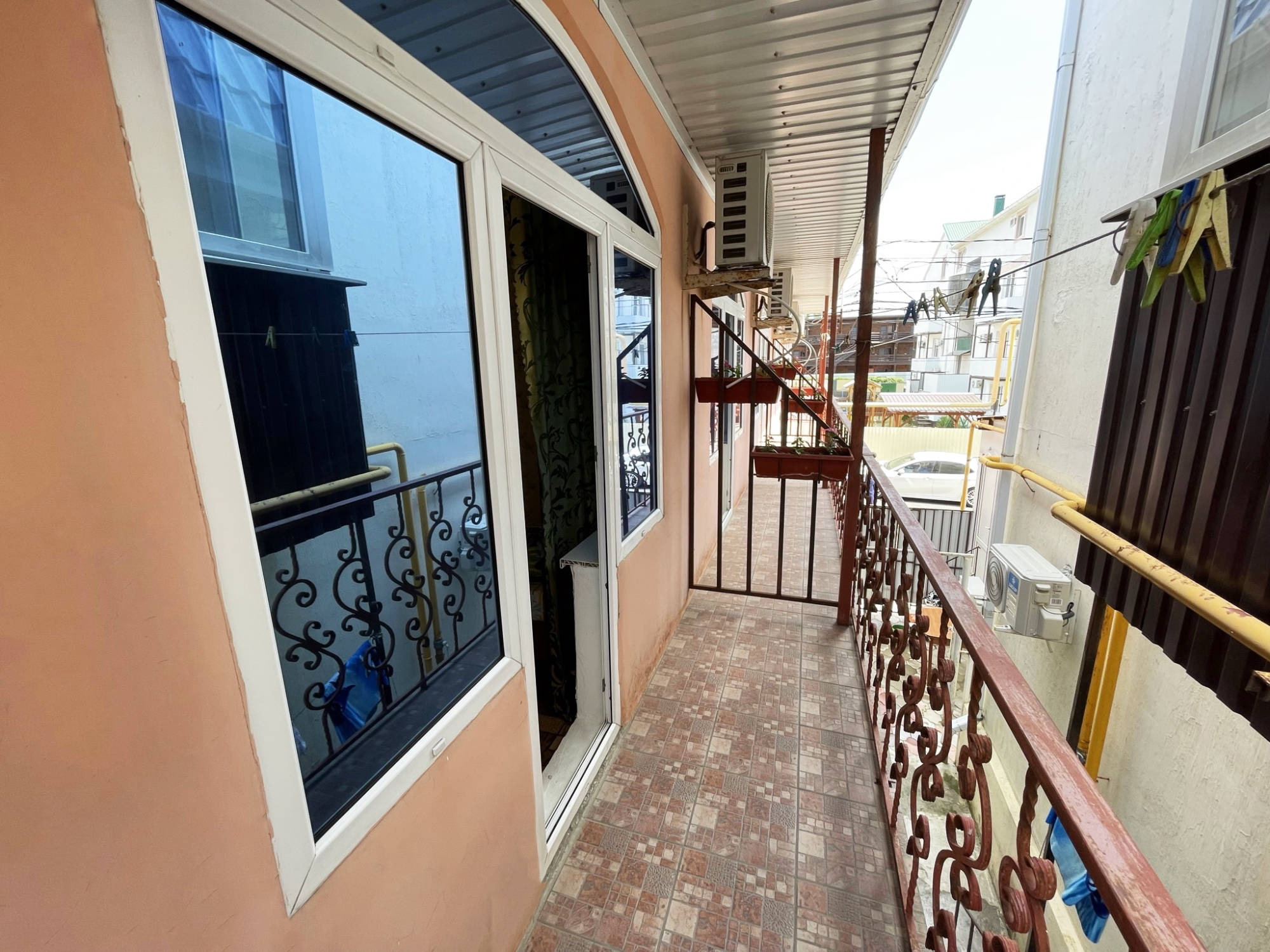 Уютный балкон с видом на улицу Камена Анапа